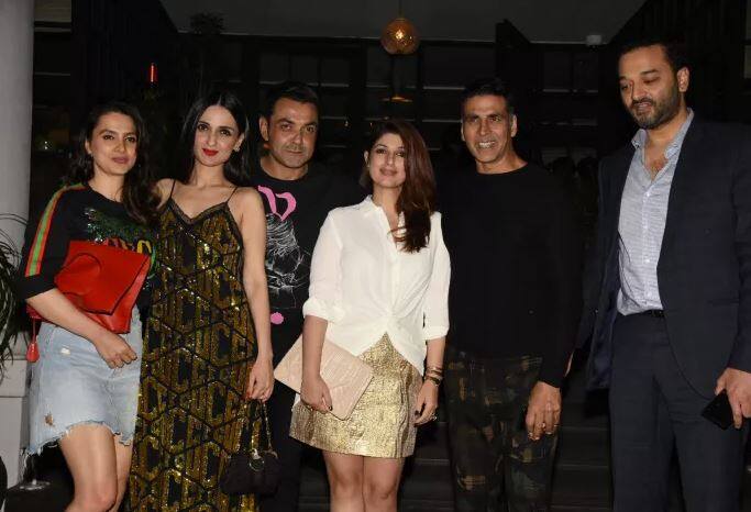 ਟਵਿੰਕਲ, ਅਕਸ਼ੈ ਦੇ ਨਾਲ ਵੈਸਟਰਨ ਲੁੱਕ ‘ਚ ਨਜ਼ਰ ਆਈ। ਨਾਲ ਹੀ ਦੋਨੋਂ ਬੇਹੱਦ ਖੁਸ਼ ਵੀ ਲੱਗ ਰਹੇ ਸੀ।