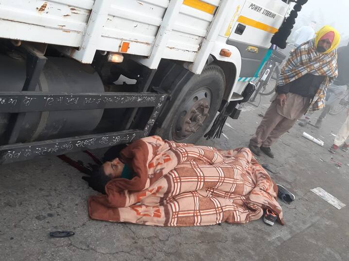 ਇੱਕ ਵਿਅਕਤੀ ਦੀ ਮੌਕੇ ’ਤੇ ਹੀ ਮੌਤ ਹੋ ਗਈ ਜਦਕਿ ਦੋ ਨੇ ਹਸਪਤਾਲ ਵਿੱਚ ਇਲਾਜ ਦੌਰਾਨ ਦਮ ਤੋੜ ਦਿੱਤਾ।