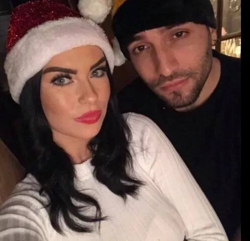 ਇਨ੍ਹਾਂ ਦੇ ਦੋਸਤ ਇਸ ਪਿਆਰ ਨੂੰ ਸਿਰਫ ਹਾਲੀਡੇਅ ਲੱਵ ਦਾ ਨਾਂਦੇ ਰਹੇ ਸੀ, ਜਿਸ ਨੂੰ ਟਾਈਮ ਪਾਸ ਵੀ ਕਹਿੰਦੇ ਹਨ ਪਰ ਦੋਵਾਂ ਨੇ ਆਪਣੇ ਦੋਸਤਾਂ ਨੂੰ ਗ਼ਲਤ ਸਾਬਤ ਕਰ ਦਿੱਤਾ। ਹੁਣ ਦੋ ਸਾਲਾਂ ਬਾਅਦ ਦੋਵੇਂ ਇਕੱਠੇ ਰਹਿੰਦੇ ਹਨ। 