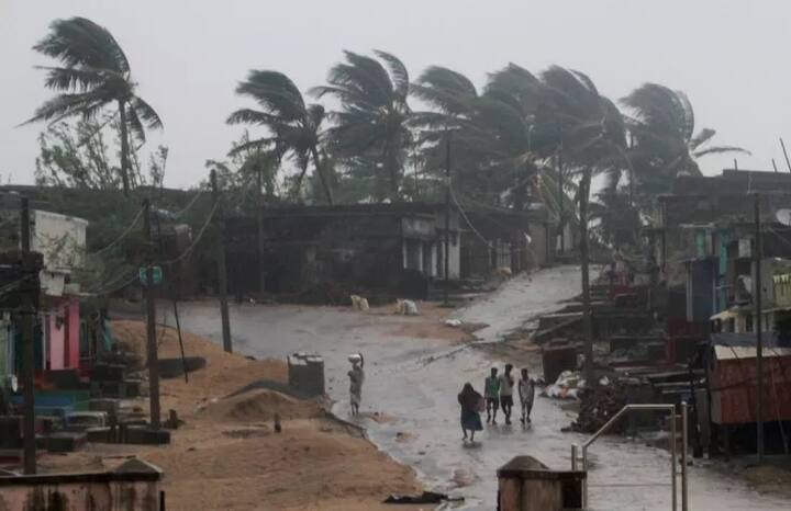 ਪਿਛਲੇ ਸਾਲ ਤਿੰਨ ਤੂਫ਼ਾਨਾਂ ‘ਤਿਤਲੀ’, ‘ਗਜ’ ਤੇ ‘ਫੇਤਈ’ ਨੇ ਅਰਬ ਸਾਗਰ ਤਕ ਆਪਣੀ ਪਹੁੰਚ ਬਣਾਉਂਦਿਆਂ ਬੰਗਾਲ ਦੀ ਖਾੜੀ ਤੋਂ ਹੁੰਦਿਆਂ ਭਾਰਤ ਦੇ ਤਟੀ ਇਲਾਕਿਆਂ ਵਿੱਚ ਦਸਤਕ ਦਿੱਤੀ। ਇਸ ਵਿੱਚ 110 ਲੋਕਾਂ ਦੀ ਜਾਨ ਗਈ।