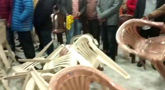 ਅੱਜ ਜਦੋਂ ਦੋਵਾਂ ਦੇ ਸਮਰਥਕ ਆਹਮੋ-ਸਾਹਮਣੇ ਆਏ ਤਾਂ ਭੀੜ ਆਪਸ ਵਿੱਚ ਭਿੜ ਗਈ। 