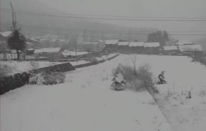 ਜੰਮੂ-ਕਸ਼ਮੀਰ ਵਿੱਚ ਤਾਜ਼ਾ ਬਰਫ਼ਬਾਰੀ ਹੋਈ ਹੈ। ਅੱਜ ਸ਼ਾਮ ਦੇ ਬਾਅਦ ਕਸ਼ਮੀਰ ਤੇ ਹਿਮਾਚਲ ਵਿੱਚ ਬਰਫ਼ਬਾਰੀ ਹੋਣ ਦਾ ਅਨੁਮਾਨ ਹੈ।