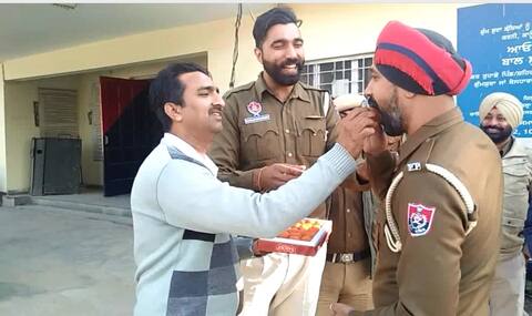 ਲੋਹੜੀ ਬੰਪਰ ਨੇ ਪੁਲਿਸ ਕਾਂਸਟੇਬਲ ਬਣਾਇਆ ਕਰੋੜਪਤੀ, ਲਾਟਰੀ ਵੇਚਣ ਵਾਲੇ ਦੇ ਜ਼ਿੱਦ ਕਰਨ ’ਤੇ ਲਈ ਸੀ ਟਿਕਟ ਲੋਹੜੀ ਬੰਪਰ ਨੇ ਪੁਲਿਸ ਕਾਂਸਟੇਬਲ ਬਣਾਇਆ ਕਰੋੜਪਤੀ, ਲਾਟਰੀ ਵੇਚਣ ਵਾਲੇ ਦੇ ਜ਼ਿੱਦ ਕਰਨ ’ਤੇ ਲਈ ਸੀ ਟਿਕਟ