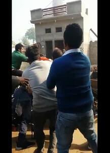 ਬਿਜਲੀ ਕੁਨੈਕਸ਼ਨ ਪਿੱਛੇ ਸਰਪੰਚ ਤੇ ਪਿੰਡ ਵਾਸੀਆਂ ਦੀ ਖੜਕੀ, ਚੱਲੇ ਡਾਂਗਾ-ਸੋਟੇ ਤੇ ਕੁਰਸੀਆਂ