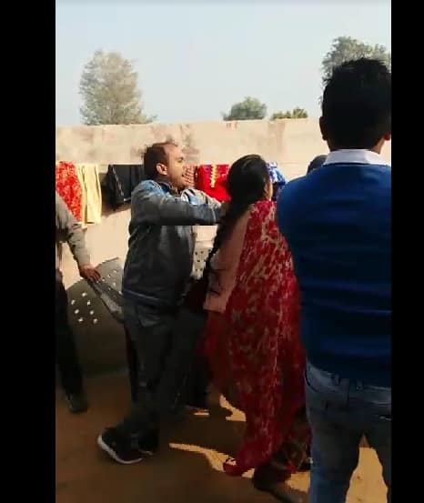  ਬਿਜਲੀ ਮਹਿਕਮੇ ਦਾ ਜੇਈ ਉਕਤ ਵਸਨੀਕ ਦਾ ਕੁਨੈਕਸ਼ਨ ਕੱਟਣ ਗਿਆ। ਉਸ ਨੇ ਪਿੰਡ ਦੇ ਸਰਪੰਚ ਦੀ ਮੌਜੂਦਗੀ ਵਿੱਚ ਬਿਜਲੀ ਦਾ ਕੁਨੈਕਸ਼ਨ ਕੱਟ ਦਿੱਤਾ। 