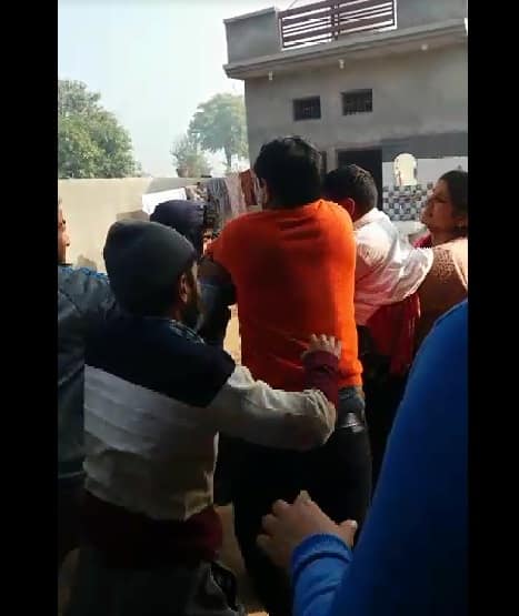ਇਸ ਮਗਰੋਂ ਦੋਵਾਂ ਧਿਰਾਂ ਵਿੱਚ ਝੜਪ ਹੋ ਗਈ। ਮਾਮਲੇ ਸਬੰਧੀ ਪਿੰਡ ਵਾਸੀਆਂ ਨੇ ਇਲਜ਼ਾਮ ਲਾਇਆ ਹੈ ਕਿ ਬਿਜਲੀ ਨਿਗਮ ਦੇ ਮੁਲਾਜ਼ਮ ਨੇ ਸਰਪੰਚ ਪਿੱਛੇ ਲੱਗ ਕਿ ਬਗੈਰ ਨੋਟਿਸ ਦਿੱਤਿਆਂ ਹੀ ਉਨ੍ਹਾਂ ਦਾ ਕੁਨੈਕਸ਼ਨ ਕੱਟ ਦਿੱਤਾ। 