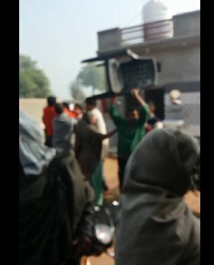 ਇਸ ਦਾ ਉਲਾਂਭਾ ਦੇਣ ਲਈ ਉਹ ਸਰਪੰਚ ਦੇ ਘਰ ਪੁੱਜੇ ਪਰ ਸਰਪੰਚ ਨੇ ਉਨ੍ਹਾਂ ਨਾਲ ਮਾੜਾ ਵਿਹਾਰ ਕੀਤਾ। ਇਸੇ ਦੌਰਾਨ ਉਨ੍ਹਾਂ ਦਾ ਝਗੜਾ ਹੋ ਗਿਆ। ਦੋਵਾਂ ਧਿਰਾਂ ਵਿਚਾਲੇ ਡਾਂਗਾ-ਸੋਟੇ ਤੇ ਕੁਰਸੀਆਂ ਵੀ ਚੱਲੀਆਂ।