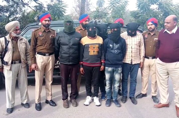 ਚੰਡੀਗੜ੍ਹ: ਰੂਪਨਗਰ ਯਾਨੀ ਰੋਪੜ ਜ਼ਿਲ੍ਹੇ ਤੋਂ ਪੈਸਿਆਂ ਬਦਲੇ ਫ਼ੌਜ ਵਿੱਚ ਭਰਤੀ ਕਰਵਾਉਣ ਵਾਲੇ ਗਰੋਹ ਦੇ ਪੰਜ ਮੈਂਬਰਾਂ ਨੂੰ ਗ੍ਰਿਫ਼ਤਾਰ ਕੀਤਾ ਹੈ। ਪੁਲਿਸ ਨੇ ਮੁਲਜ਼ਮਾਂ ਕੋਲੋਂ 48 ਵਿਅਕਤੀਆਂ ਦੇ ਜਾਅਲੀ ਦਸਤਾਵੇਜ਼, 29 ਆਧਾਰ ਕਾਰਡ, 63 ਫ਼ਰਜ਼ੀ ਮੋਹਰਾਂ, ਅੱਠ ਲੱਖ ਰੁਪਏ, ਦੋ ਲੈਪਟਾਪ ਤੇ ਕਾਰ ਬਰਾਮਦ ਕੀਤੀ ਹੈ। 