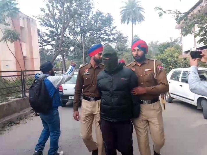 ਹਰਿਆਣਾ ਦੇ ਜੀਂਦ ਵਿੱਚ ਫ਼ੌਜ ਭਰਤੀ ਅਕੈਡਮੀ ਚਲਾਉਣ ਵਾਲੇ ਮਨਜੀਤ ਤੇ ਸੁਨੀਲ ਲੋਕਾਂ ਨੂੰ ਕਮਜ਼ੋਰ ਉਮੀਦਵਾਰਾਂ ਨੂੰ ਅਸਿੱਧੇ ਢੰਗ ਨਾਲ ਭਰਤੀ ਦਾ ਲਾਲਚ ਦਿੰਦੇ ਸਨ। 