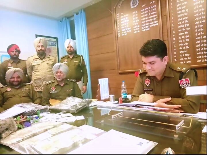 ਐਸਐਸਪੀ ਮੁਤਾਬਕ ਸਾਲ 2017 ਵਿੱਚ ਕੁਰੁਕਸ਼ੇਤਰ ਦੇ ਚਾਰ ਨੌਜਵਾਨਾਂ ਨੂੰ ਸਿੱਖ ਤੇ ਜਾਟ ਰੈਜੀਮੈਂਟ ਵਿੱਚ ਭਰਤੀ ਕਰਵਾਇਆ ਜਦਕਿ 2018 ਵਿੱਚ ਛੇ ਉਮੀਦਵਾਰਾਂ ਦੀ ਸਿੱਖ ਰੈਜੀਮੈਂਟ ਵਿੱਚ ਭਰਤੀ ਸਫਲ ਕਰਵਾਈ ਹੈ। ਗਰੋਹ ਨੇ ਹਰਿਆਣਾ ਦੇ ਛੋਟੇ ਕੱਦ ਦੇ ਨੌਜਵਾਨਾਂ ਨੂੰ ਰੋਪੜ ਜ਼ਿਲ੍ਹੇ ਦੇ ਵਸਨੀਕ ਦਿਖਾ ਕੇ ਫ਼ੌਜ ਵਿੱਚ ਭਰਤੀ ਕਰਵਾਉਂਦੇ ਸਨ। 