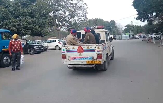 ਪੁਲਿਸ ਵੱਲੋਂ ਜ਼ਬਤ ਕੀਤੀਆਂ ਮੁਹਰਾਂ ਵਿੱਚੋਂ ਐਸਐਚਓ ਤੋਂ ਲੈ ਕੇ ਤਹਿਸੀਲਦਾਰ ਤੇ ਕੌਂਸਲਰ ਸਰਪੰਚ ਆਦਿ ਦੀਆਂ ਹਨ। ਇਨ੍ਹਾਂ ਦੀ ਮਦਦ ਨਾਲ ਯੋਗੇਸ਼ ਗੈਂਗ ਨੌਜਵਾਨਾਂ ਦੇ ਜਾਅਲੀ ਸਰਟੀਫਿਕੇਟ ਤੇ ਹੋਰ ਦਸਤਾਵੇਜ਼ ਤਿਆਰ ਕਰਦੇ ਸਨ।