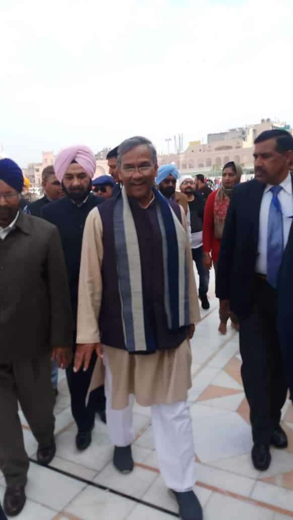 ਉਨ੍ਹਾਂ ਸ੍ਰੀ ਹਰਿਮੰਦਰ ਸਾਹਿਬ ਮੱਥਾ ਟੇਕਿਆ।