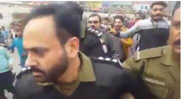 ਇਸ ਪਿੱਛੋਂ ਮ੍ਰਿਤਕਾਂ ਦੀਆਂ ਲਾਸ਼ਾਂ ਲਾਹੌਰ ਪੁੱਜਣ ’ਤੇ ਲੋਕਾਂ ਨੇ ਤਿੱਖਾ ਰੋਸ ਪ੍ਰਦਰਸ਼ਨ ਕੀਤਾ।