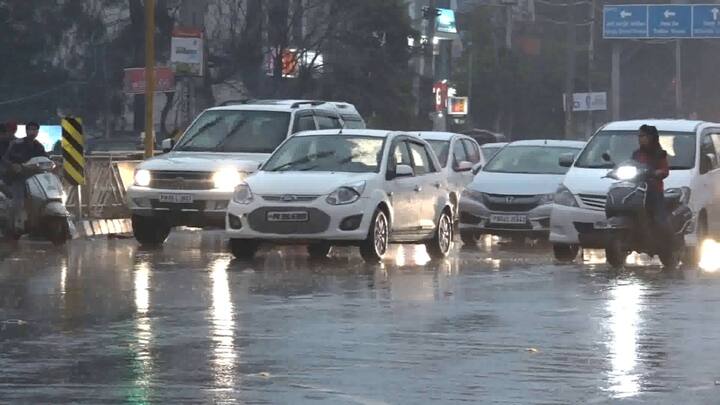 ਦਿਨ ਵੇਲੇ ਵੀ ਲੋਕ ਗੱਡੀਆਂ ਦੀਆਂ ਲਾਈਟਾਂ ਜਗਾ ਕੇ ਵਾਹਨ ਚਲਾ ਰਹੇ ਹਨ। 