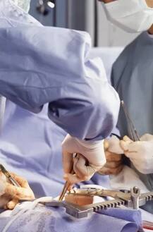 ਮਰੀਜ਼ ਨੂੰ ਬਚਾਉਣ ਲਈ ਡਾਕਟਰਾਂ ਨੇ ਟੀਕਿਆਂ ਨਾਲ ਚੜ੍ਹਾਈ 15 ਕੈਨ ਬੀਅਰ