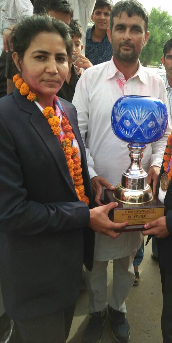 ਮਨੀਸ਼ਾ ਨੂੰ ਸਰਕਾਰੀ ਸਿਸਟਮ ਨਾਲ ਸ਼ਿਕਾਇਤ ਹੈ ਤੇ ਇਹੀ ਸ਼ਿਕਾਇਤ ਲੈ ਕੇ ਉਹ ਕੋਰਟ ਵਿੱਚ ਦਸਤਕ ਦੇ ਰਹੀ ਹੈ।