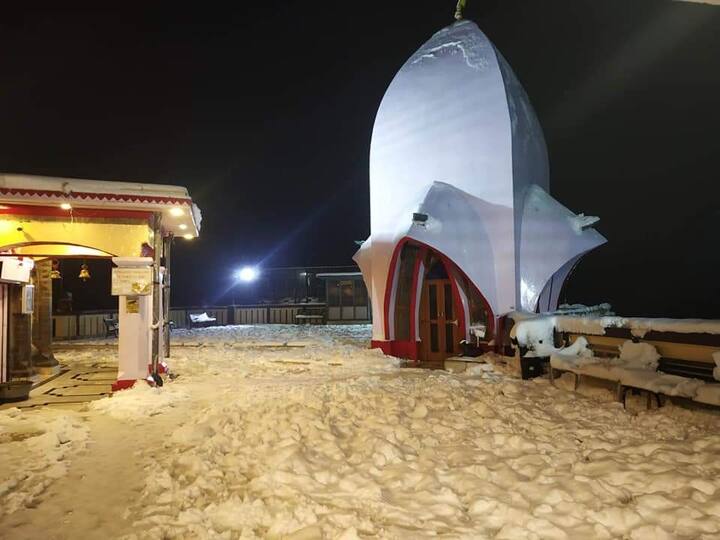 ਇਸ ਬਰਫਬਾਰੀ ਨੇ ਜਿੱਥੇ ਸਥਾਨਿਕ ਲੋਕਾਂ ਦੀ ਮੁਸ਼ਕਲ ਵਧਾਈ ਹੈ ਉਥੇ ਹੀ ਸੈਲਾਨੀਆਂ ਨੇ ਇਸ ਬਰਫਬਾਰੀ ਦਾ ਖੂਬ ਮਜ਼ਾ ਲਿਆ।