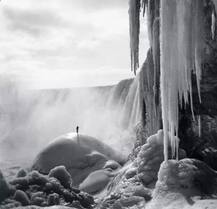 ਠੰਢ ਇੰਨੀ ਕਿ ਨਿਆਗਰਾ ਫਾਲ ਵੀ ਜੰਮ ਗਿਆ, ਵੇਖੋ ਹੈਰਾਨ ਕਰਨ ਵਾਲੀਆਂ ਤਸਵੀਰਾਂ