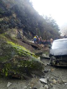 ਵਿਆਹ ਵੇਖਣ ਜਾ ਰਹੇ ਪਰਿਵਾਰ ’ਤੇ ਡਿੱਗਾ ਪਹਾੜ, ਵੇਖੋ ਤਸਵੀਰਾਂ