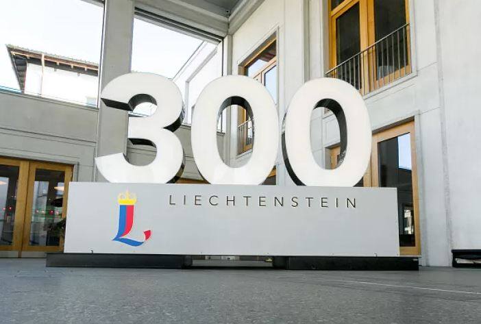 300 ਸਾਲ ਪਹਿਲਾਂ ਲਿਕਟੈਂਸਟੀਨ ਦੀ ਨਵੀਂ ਰਿਆਸਤ ਦਾ ਨਿਰਮਾਣ ਸਕੈਲੇਨਬਰਗ ਦੇ ਸਿਗਨਯੂਰੀ ਤੇ ਵਡੂਜ ਦੇ ਕਾਉਂਟੀ ਦੇ ਡੋਮੇਨ ਨੇ ਕੀਤਾ ਸੀ।