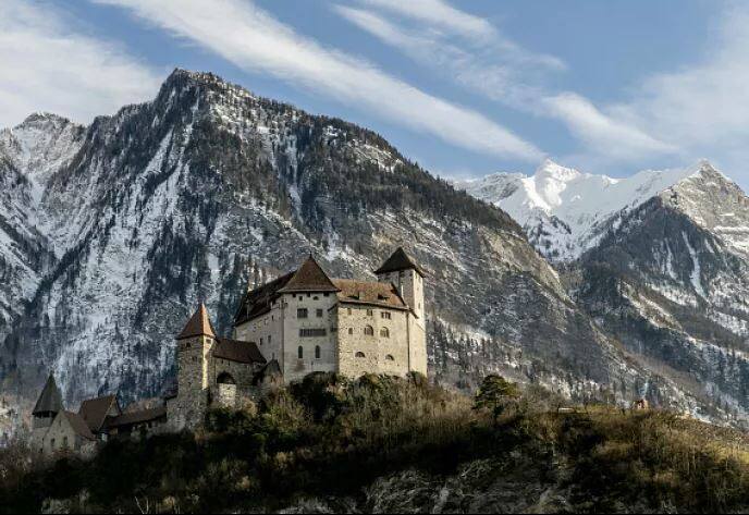 ਲਿਕਟੈਂਸਟੀਨ, ਆਸਟ੍ਰੀਆ ਤੇ ਸਵਿਟਜ਼ਰਲੈਂਡ 'ਚ 25 ਕਿਲੋਮੀਟਰ ਲੰਬੀ ਰਿਆਸਤ ਹੈ। 