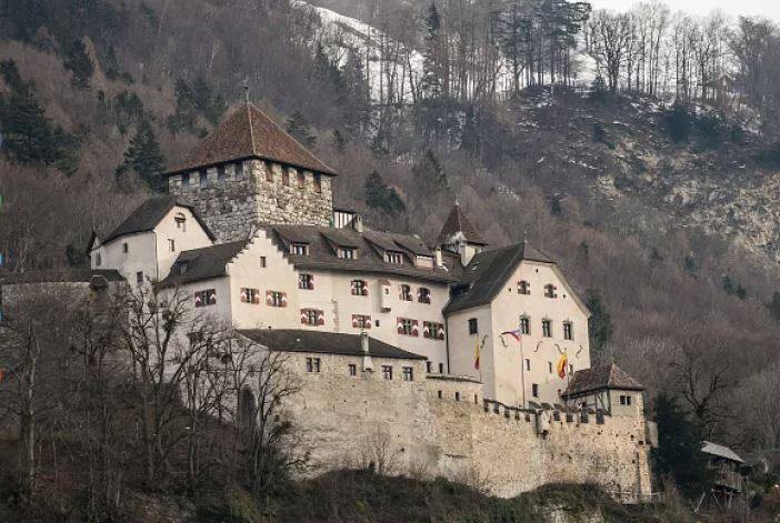 ਇਸ ਮੌਕੇ ਦੇਸ਼ ਦੇ ਵਾਸੀਆਂ ਨੇ ਸਕੈਲੇਨਬਰਗ ਕੈਸਲ ਦੇ ਖੰਡਰ ਤੋਂ ਪਰੇਡ ਵੀ ਕੀਤੀ।     ਗੁਟੇਬਰਗ ਕੈਸਲ ਦਾ ਇੱਕ ਖੂਬਸੂਰਤ ਨਜ਼ਾਰਾ।