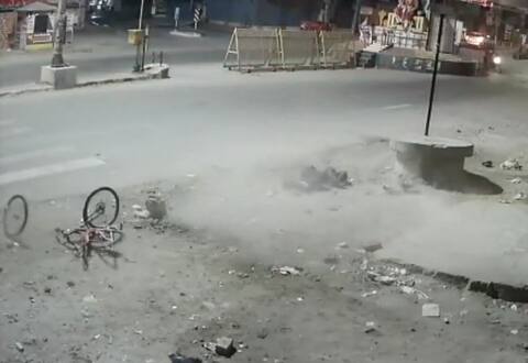 ਭਿਆਨਕ ਹਾਦਸੇ ਦਾ ਵੀਡੀਓ ਵਾਇਰਲ, ਕਾਰ ਨੇ ਟੱਕਰ ਮਾਰ ਸ਼ਖਸ ਨੂੰ ਅੱਠ ਫੁੱਟ ਉਛਲਿਆ ਭਿਆਨਕ ਹਾਦਸੇ ਦਾ ਵੀਡੀਓ ਵਾਇਰਲ, ਕਾਰ ਨੇ ਟੱਕਰ ਮਾਰ ਸ਼ਖਸ ਨੂੰ ਅੱਠ ਫੁੱਟ ਉਛਲਿਆ