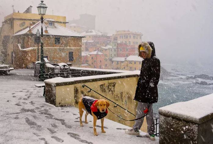 ਇਟਲੀ ‘ਚ ਆਪਣੇ ਕੁੱਤੇ ਨਾਲ ਘੁੰਮਦੀ ਇੱਕ ਔਰਤ।