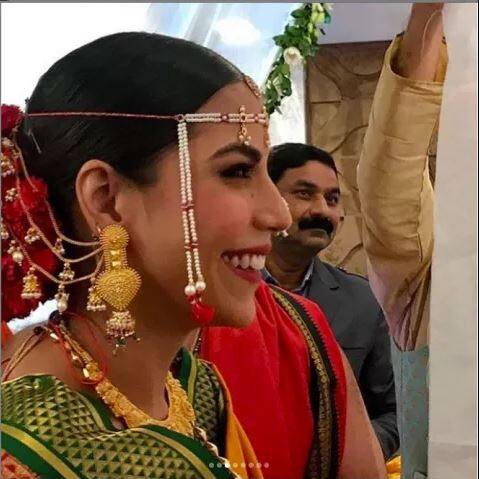 ਬਾਲੀਵੁੱਡ ਐਕਟਰ ਪ੍ਰਤੀਕ ਬੱਬਰ ਨੇ ਕੱਲ੍ਹ ਲਖਨਊ 'ਚ ਗਰਲਫ੍ਰੈਂਡ ਸਾਨੀਆ ਸਾਗਰ ਨਾਲ ਵਿਆਹ ਕਰ ਲਿਆ। ਦੋਵਾਂ ਨੇ ਪਰਿਵਾਰਕ ਮੈਂਬਰਾਂ ਤੇ ਕੁਝ ਕਰੀਬੀਆਂ ਦੀ ਮੌਜੂਦਗੀ 'ਚ ਸੱਤ ਫੇਰੇ ਲਏ। ਹੁਣ ਦੋਨਾਂ ਦੀਆਂ ਤਸਵੀਰਾਂ ਸੋਸ਼ਲ ਮੀਡੀਆ 'ਤੇ ਵਾਇਰਲ ਹੋ ਰਹੀਆਂ ਹਨ।