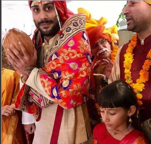 ਵਿਆਹ ਮੌਕੇ ਪ੍ਰਤੀਕ ਨੇ ਨਾਰੀਅਲ ਫੜ੍ਹੇ ਹੋਏ ਸੀ।