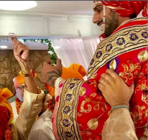 ਵਿਆਹ ਤੋਂ ਬਾਅਦ ਦੋਵੇਂ ਮੁੰਬਈ 'ਚ ਗ੍ਰੈਂਡ ਰਿਸੈਪਸ਼ਨ ਕਰਨਗੇ। ਦੋਨਾਂ ਦੇ ਵਿਆਹ ਦੀ ਕੁਝ ਹੋਰ ਤਸਵੀਰਾਂ ਵੇਖ ਸਕਦੇ ਹੋ।