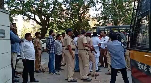 25 ਜਨਵਰੀ ਨੂੰ ਕੰਗਨਾ ਰਨੌਤ ਦੀ ਫ਼ਿਲਮ ‘ਮਣੀਕਰਨਿਕਾ’ ਰਿਲੀਜ਼ ਹੋਣ ਵਾਲੀ ਹੈ। ਇਸ ਨੂੰ ਲੈ ਕੇ ਕੰਗਨਾ ਨੂੰ ਕਰਣੀ ਸੈਨਾ ਸੰਗਠਨ ਲਗਾਤਾਰ ਧਮਕੀਆਂ ਦੇ ਰਿਹਾ ਹੈ ਤੇ ਫ਼ਿਲਮ ਦਾ ਵਿਰੋਧ ਕਰ ਰਿਹਾ ਹੈ।