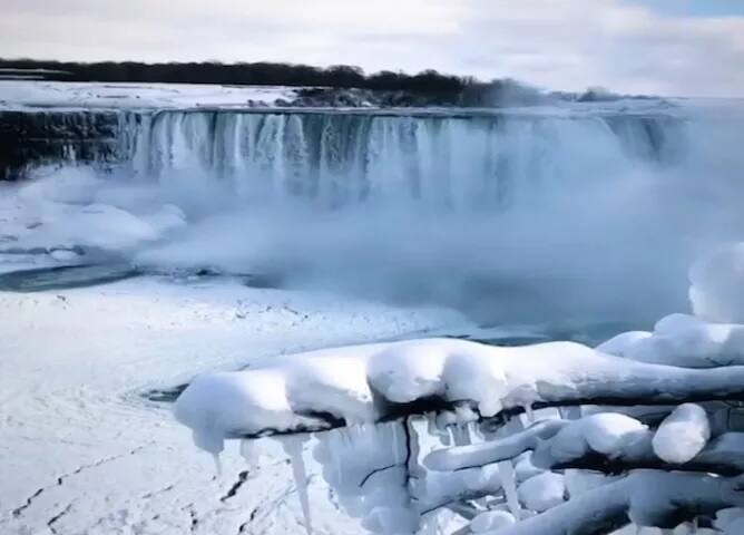 ਠੰਢ ਦਾ ਕਹਿਰ ਇਸ ਕਦਰ ਵਧ ਗਿਆ ਹੈ ਕਿ ਅਮਰੀਕਾ-ਕੈਨੇਡਾ ਦੇ ਬਾਰਡਰ ’ਤੇ ਸਥਿਤ ਨਿਆਗਰਾ ਫਾਲ ਪੂਰੀ ਤਰ੍ਹਾਂ ਜੰਮ ਗਿਆ ਹੈ।