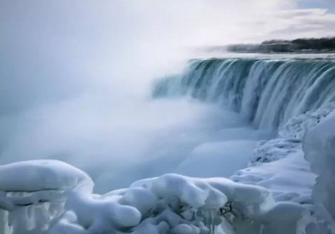 ਇਸੇ ਹਵਾ ਨੇ ਝਰਨੇ ਨੂੰ ਜਮਾ ਕੇ ਕਿਸੇ ਫਿਲਮ ਦੇ ਸੈਟ ਵਰਗਾ ਦਿੱਸਣ ਵਿੱਚ ਤਬਦੀਲ ਕਰ ਦਿੱਤਾ ਹੈ।