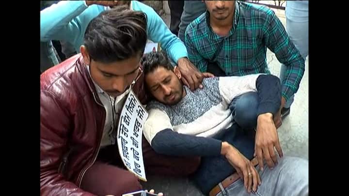 ਪੁਲਿਸ ਦੇ ਡੰਡਿਆਂ ਨਾਲ ਕੁਝ ਅਧਿਆਪਕ ਜ਼ਖ਼ਮੀ ਵੀ ਹੋ ਗਏ।