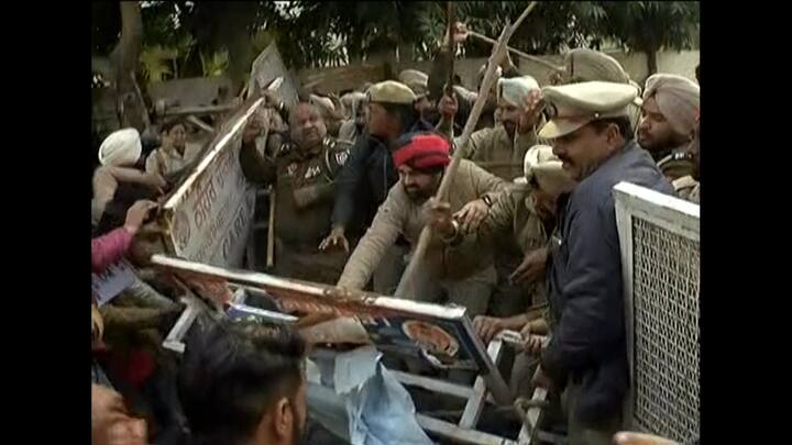 ਪੁਲਿਸ ਵੱਲੋਂ ਪ੍ਰਦਰਸ਼ਨ ਕਰ ਰਹੇ ਅਧਿਆਪਕਾਂ ’ਤੇ ਹਲਕਾ ਲਾਠੀ ਚਾਰਜ ਕੀਤਾ ਗਿਆ।