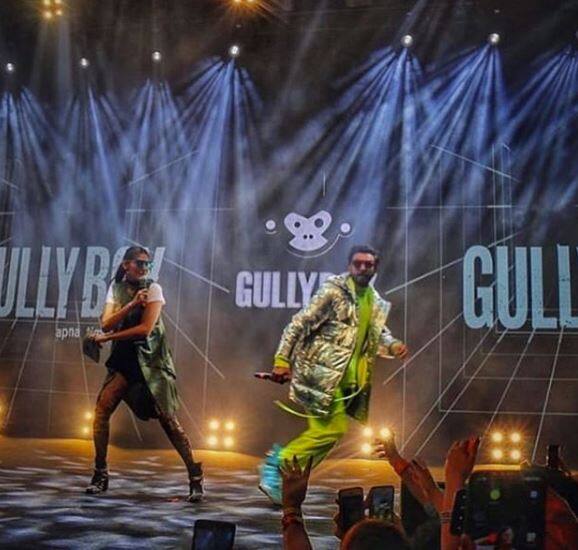 ਮਿਊਜ਼ਿਕ ਲੌਂਚ ‘ਚ ਆਲਿਆ ਤੇ ਰਣਵੀਰ ਦਾ ਗੈਟਅੱਪ ਇੱਕ ਰੈਪਰ ਤੇ ਸਿੰਗਰ ਜਿਹਾ ਹੀ ਸੀ। ਰਣਵੀਰ ਇੱਥੇ ਸਿਲਵਰ ਜੈਕੇਟ ਤੇ ਆਲਿਆ ਗ੍ਰੀਨ ਡ੍ਰੈਸ ‘ਚ ਨਜ਼ਰ ਆਈ।