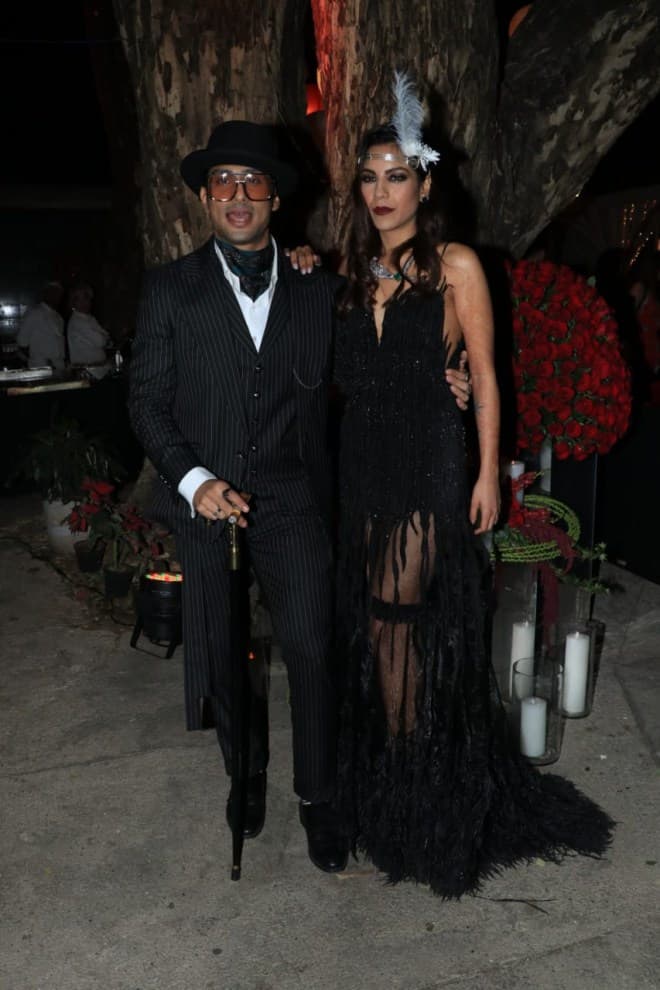 ਇਸ ਦੌਰਾਨ ਪਰਿਵਾਰ ਦੇ ਮੈਂਬਰਾਂ, ਕੁਝ ਖਾਸ ਦੋਸਤਾਂ ਦੇ ਨਾਲ ਬਾਲੀਵੁੱਡ ਦੇ ਕਈ ਸਟਾਰਸ ਇੱਥੇ ਨਜ਼ਰ ਆਏ।