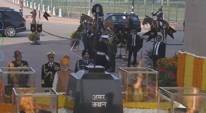 ਅੱਜ ਦੇਸ਼ ਆਪਣਾ 70ਵਾਂ ਗਣਤੰਤਰ ਦਿਹਾੜਾ ਮਨਾ ਰਿਹਾ ਹੈ। ਅਜਿਹੇ ‘ਚ ਪ੍ਰਧਾਨ ਮੰਤਰੀ ਨਰੇਂਦਰ ਮੋਦੀ ਦਿੱਲੀ ਦੇ ਇੰਡੀਆ ਗੇਟ ‘ਤੇ ਪਹੁੰਚੇ।