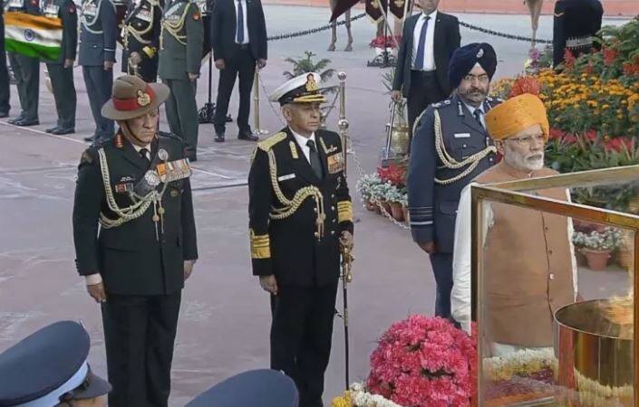ਇਨ੍ਹਾਂ ਤਸਵੀਰਾਂ ‘ਚ ਮੋਦੀ ਦੇ ਨਾਲ ਤਿੰਨਾਂ ਫ਼ੌਜਾਂ ਦੇ ਮੁਖੀ ਵੀ ਮੋਦੀ ਦੇ ਨਾਲ ਨਜ਼ਰ ਆ ਰਹੇ ਹਨ।