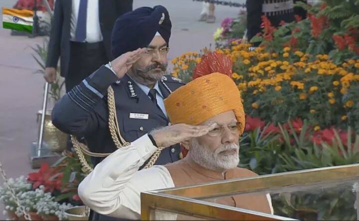 ਪੀਐਮ ਮੋਦੀ ਨੇ ਇੱਥੇ ਪਹੁੰਚੇ ਕੇ ਦੇਸ਼ ਦੇ ਸ਼ਹੀਦਾਂ ਨੂੰ ਸ਼ਰਧਾਂਜਲੀ ਦਿੱਤੀ।