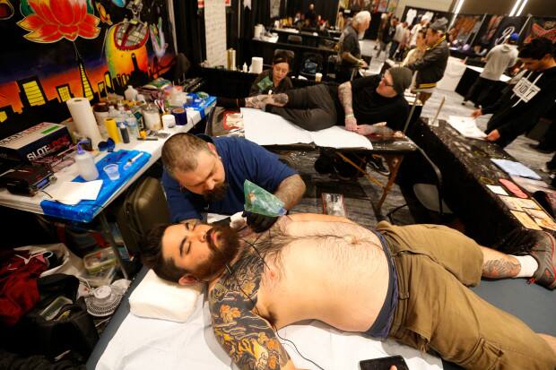 ਅਜਿਹੇ ਲੋਕਾਂ ਨੂੰ ਸੈਕਸ ਪਾਰਟਨਰ ਬਦਲਣ ‘ਚ ਕਿਸੇ ਤਰ੍ਹਾਂ ਦੀ ਪ੍ਰੇਸ਼ਾਨੀ ਨਹੀਂ ਹੁੰਦੀ। ਉਹ ਖ਼ੁਦ ਨੂੰ ਰਿਸਕ ‘ਚ ਪਾਉਣਾ ਪਸੰਦ ਕਰਦੇ ਹਨ ਅਟੇ ਅਸੁਰੱਖਿਅਤ ਸੈਕਸ ਤਕ ਕਰਦੇ ਹਨ।