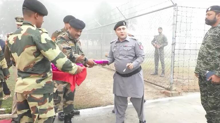 bsf offers sweets to pak rangers ਤਣਾਅ ਦੇ ਬਾਵਜੂਦ ਬੀਐਸਐਫ ਨੇ ਪਾਕਿ ਰੇਂਜਰਾਂ ਨਾਲ ਮਨਾਇਆ ਗਣਤੰਤਰ ਦਿਵਸ