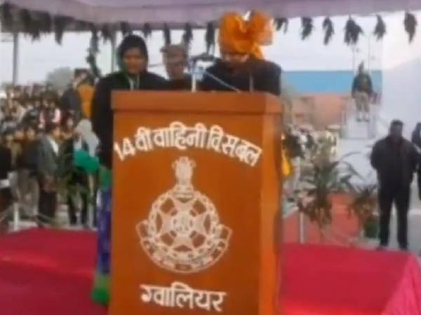 ਗਣਤੰਤਰ ਦਿਵਸ ਮੌਕੇ ਜਦ ਲਿਖਿਆ ਭਾਸ਼ਣ ਵੀ ਪੜ੍ਹ ਨਾ ਸਕੀ ਮੰਤਰੀ ਸਾਹਿਬਾ, ਦੇਖੋ ਵੀਡੀਓ MP minister found difficult in reading written speech asked collector to read it for her in republic day celebrations ਗਣਤੰਤਰ ਦਿਵਸ ਮੌਕੇ ਜਦ ਲਿਖਿਆ ਭਾਸ਼ਣ ਵੀ ਪੜ੍ਹ ਨਾ ਸਕੀ ਮੰਤਰੀ ਸਾਹਿਬਾ, ਦੇਖੋ ਵੀਡੀਓ