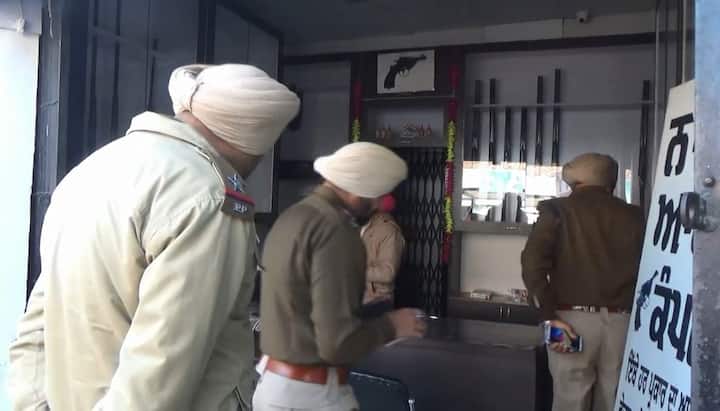 ਪ੍ਰਾਪਤ ਜਾਣਕਾਰੀ ਮੁਤਾਬਕ 25-26 ਜਨਵਰੀ ਦਰਮਿਆਨੀ ਰਾਤ ਦੌਰਾਨ ਕਸਬਾ ਤਪਾ ਦੇ ਬਾਜ਼ਾਰ ਵਿੱਚ ਸਥਿਤ ਨਾਇਬ ਆਰਮਜ਼ ਕੰਪਨੀ ਵਿੱਚ ਚੋਰਾਂ ਨੇ ਸੰਨ੍ਹ ਕੇ ਵੱਡੀ ਗਿਣਤੀ ਵਿੱਚ ਹਥਿਆਰ ਤੇ ਗੋਲ਼ੀ-ਸਿੱਕਾ ਚੁੱਕ ਲਿਆ। 