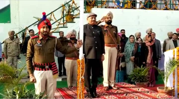 ਬਰਨਾਲਾ ਵਿੱਚ ਵੀ ਅਜਿਹਾ ਹੀ ਕੁਝ ਵੇਖਣ ਨੂੰ ਮਿਲਿਆ ਜਿਥੇ ਡਿਪਟੀ ਕਮਿਸ਼ਨਰ ਸਲਾਮੀ ਦੇਣਾ ਭੁੱਲ ਗਏ। ਇੱਥੇ ਉਨ੍ਹਾਂ ਨੂੰ ਕੋਈ ਦੱਸਣ ਵਾਲਾ ਵੀ ਨਹੀਂ ਸੀ ਅਤੇ ਉਹ ਪੂਰਾ ਸਮਾਂ ਸਾਵਧਾਨ ਪੁਜ਼ਿਸ਼ਨ ’ਚ ਹੀ ਖੜੇ ਰਹੇ।