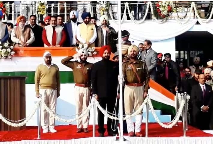 ਬਠਿੰਡਾ ਵਿੱਚ ਸੂਬੇ ਦੇ ਬਿਜਲੀ ਮੰਤਰੀ ਗੁਰਪ੍ਰੀਤ ਸਿੰਘ ਕਾਂਗੜ ਨੂੰ ਵੀ ਤਿਰੰਗੇ ਝੰਡੇ ਸਲਾਮੀ ਦੇਣਾ ਯਾਦ ਨਾ ਰਿਹਾ। ਉਨ੍ਹਾਂ ਦੇ ਨਾਲ ਖੜੇ ਬਠਿੰਡਾ ਦੇ ਡਿਪਟੀ ਕਮਿਸ਼ਨਰ ਪਰਨੀਤ ਨੇ ਵੀ ਝੰਡੇ ਨੂੰ ਸਲਾਮੀ ਨਾ ਦਿੱਤੀ। ਇੱਥੇ ਸਿਰਫ਼ ਐਸਐਸਪੀ ਚੰਦਾ ਹੀ ਸਲਾਮੀ ਦਿੰਦੇ ਵਿਖਾਈ ਦਿੱਤੇ। 