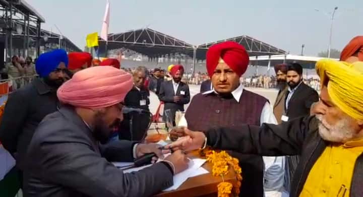 ਮੋਗਾ ਵਿੱਚ ਤਾਂ ਗੱਲ ਹੱਥੋ-ਪਾਈ ਤੱਕ ਆ ਪਈ। ਕੈਬਨਿਟ ਮੰਤਰੀ ਰਾਣਾ ਗੁਰਮੀਤ ਸੋਢੀ ਦੇ ਤਿਰੰਗਾ ਫਹਿਰਾਉਣ ਤੋਂ ਬਾਅਦ ਜਦੋਂ DPRO ਤੇਜਾ ਸਿੰਘ ਆਏ ਮਹਿਮਾਨਾਂ ਦਾ ਧੰਨਵਾਦ ਕਰ ਰਹੇ ਸੀ ਤਾਂ ਕਾਂਗਰਸੀ ਨੇਤਾ ਤਾਰਾ ਸਿੰਘ ਸੰਧੂ ਅਤੇ ਜਾਟ ਮਹਾਂ ਸਭਾ ਕਾਂਗਰਸ ਦੇ ਨੇਤਾ ਹਰੀ ਸਿੰਘ ਖਾਈ ਨੇ ਸਟੇਜ ’ਤੇ ਆ ਕੇ DPRO ਨੂੰ ਘੇਰ ਲਿਆ। ਦੋਵਾਂ ਲੀਡਰਾਂ ਦਾ ਇਲਜ਼ਾਮ ਸੀ ਕਿ DPRO ਨੇ ਸਟੇਜ ਤੋਂ ਉਨ੍ਹਾਂ ਦਾ ਨਾਂ ਤਕ ਨਹੀਂ ਲਿਆ ਜਦਕਿ ਅਕਾਲੀ ਦਲ ਤੋਂ ਕਾਂਗਰਸ ’ਚ ਸ਼ਾਮਲ ਹੋਏ ਜਗਰੂਪ ਸਿੰਘ ਤੇ ਉਨ੍ਹਾਂ ਦੇ ਬੇਟੇ ਦਾ ਨਾਮ ਬੋਲ ਦਿੱਤਾ।