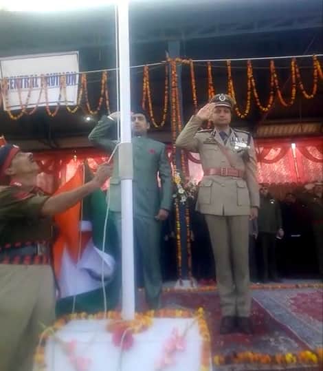 ਜੰਮੂ ਕਸ਼ਮੀਰ ਦੇ ਰਾਜੌਰੀ ਵਿੱਚ ਜਦੋਂ ਤਿਰੰਗਾ ਫਹਿਰਾਉਣ ਦੀ ਰਸਮ ਸ਼ੁਰੂ ਹੋਈ ਤਾਂ ਅਚਾਨਕ ਤਿਰੰਗਾ ਥੱਲੇ ਆ ਡਿੱਗਿਆ। ਇਸ ਤੋਂ ਬਾਅਦ ਪੂਰਾ ਸਮਾਂ ਮੁਲਾਜ਼ਮ ਤਿਰੰਗਾ ਮੁੜ ਤੋਂ ਫਹਿਰਾਉਣ ਲਈ ਜੱਦੋ-ਜਹਿਦ ਕਰਦੇ ਰਹੇ। 