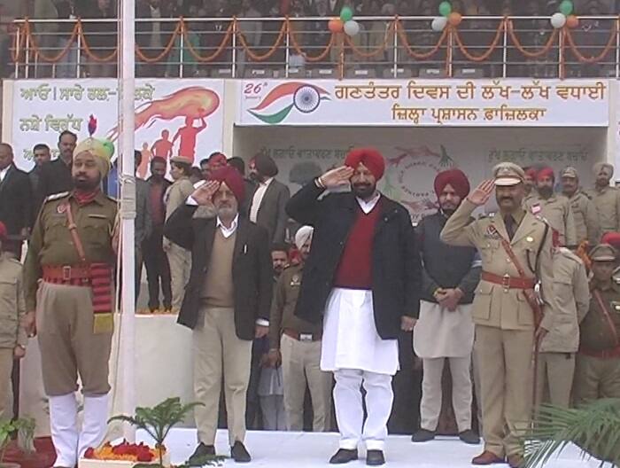 ਅਕਸਰ ਕੌਮੀ ਦਿਹਾੜਿਆਂ 'ਤੇ ਬੱਚਿਆਂ, ਸਨਮਾਨ ਪ੍ਰਾਪਤ ਕਰਨ ਵਾਲਿਆਂ ਜਾਂ ਹੋਰਨਾਂ ਮਹਿਮਾਨਾਂ ਨੂੰ ਤਾਂ ਵਿਸ਼ੇਸ਼ ਰੀਹਰਸਲ ਕਰਵਾਈ ਜਾਂਦੀ ਹੈ, ਪਰ ਮੁੱਖ ਮਹਿਮਾਨਾਂ ਨੂੰ ਅਜਿਹੀ ਸਿੱਖਿਆ ਦਿਵਾਉਣ ਦੀ ਲੋੜ 'ਤੇ ਕੋਈ ਗੌਰ ਨਹੀਂ ਕਰਦਾ। ਅੱਜ ਗਣਤੰਤਰ ਦਿਵਸ ਮੌਕੇ ਪੰਜਾਬ ਦੇ ਵੱਖ-ਵੱਖ ਜ਼ਿਲ੍ਹਿਆਂ ਵਿੱਚ ਕਈ ਹਾਸੋਹੀਣੀਆਂ ਘਟਨਾਵਾਂ ਵਾਪਰੀਆਂ। 